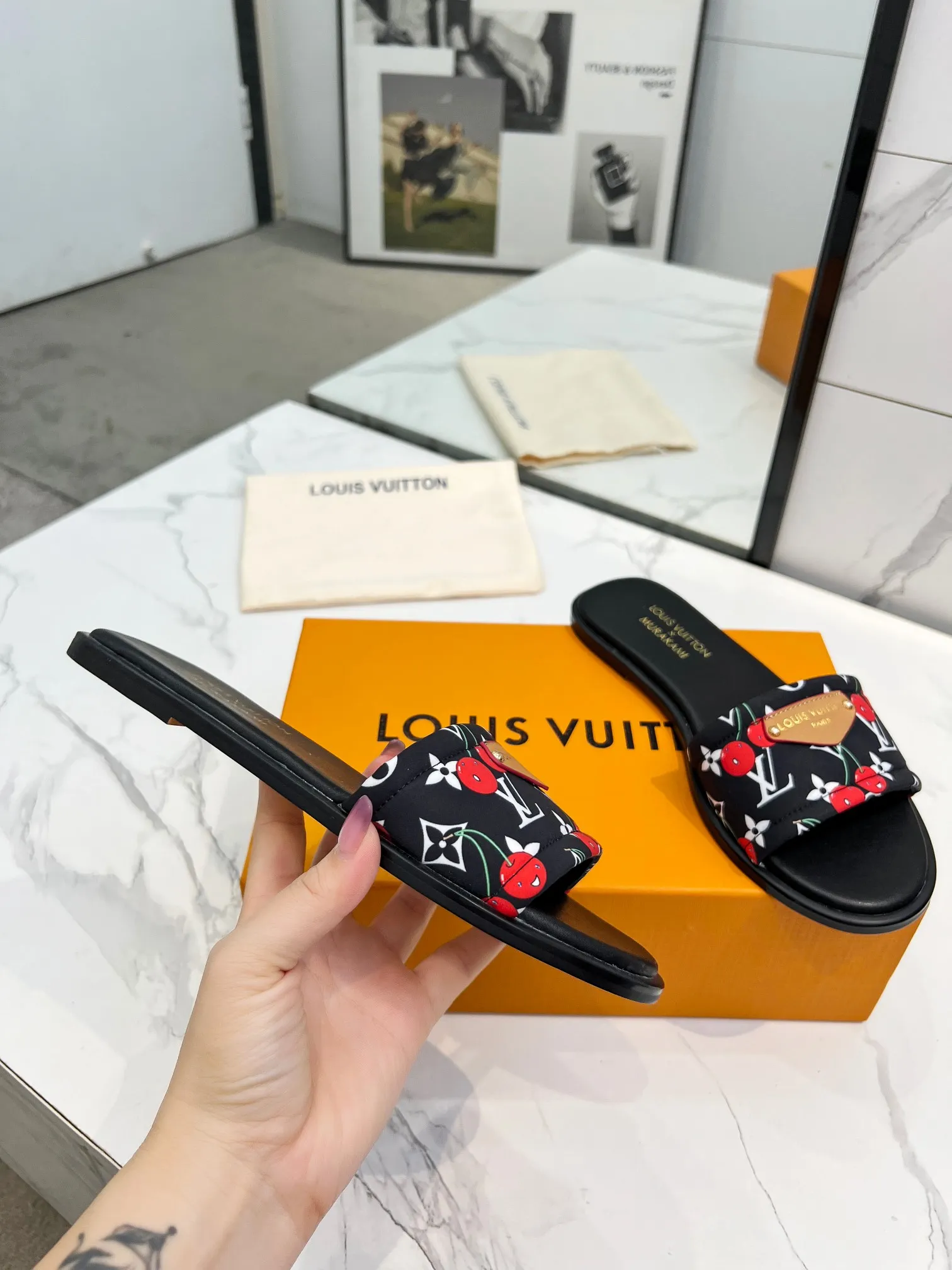 👟👟Ex-factory price 320👟👟 Genuine leather sole +40 Louis Vuitton, 1:1 advanced customization upper, fabric: customized LV special fabric, lining: sheepskin, original molding hardware, code number: 35-42, order with pictures, welcome to send pictures to place an order,